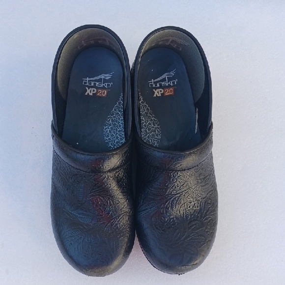Dansko XP 2.0 Black Embossed Clogs Nursing Professional Shoes - Picture 2 of 6